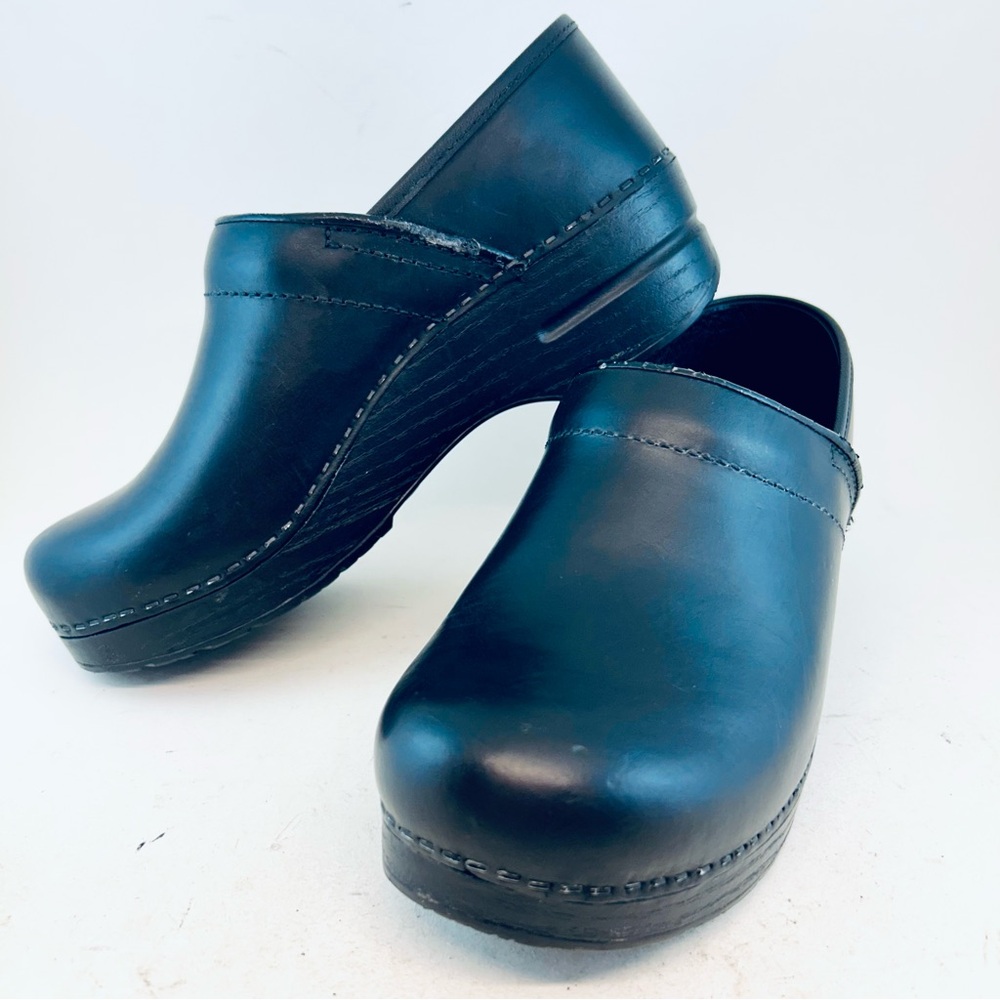 Dansko Black Oiled Professional Stapled Clogs EU 39 US 8.5 9 - Picture 1 of 11